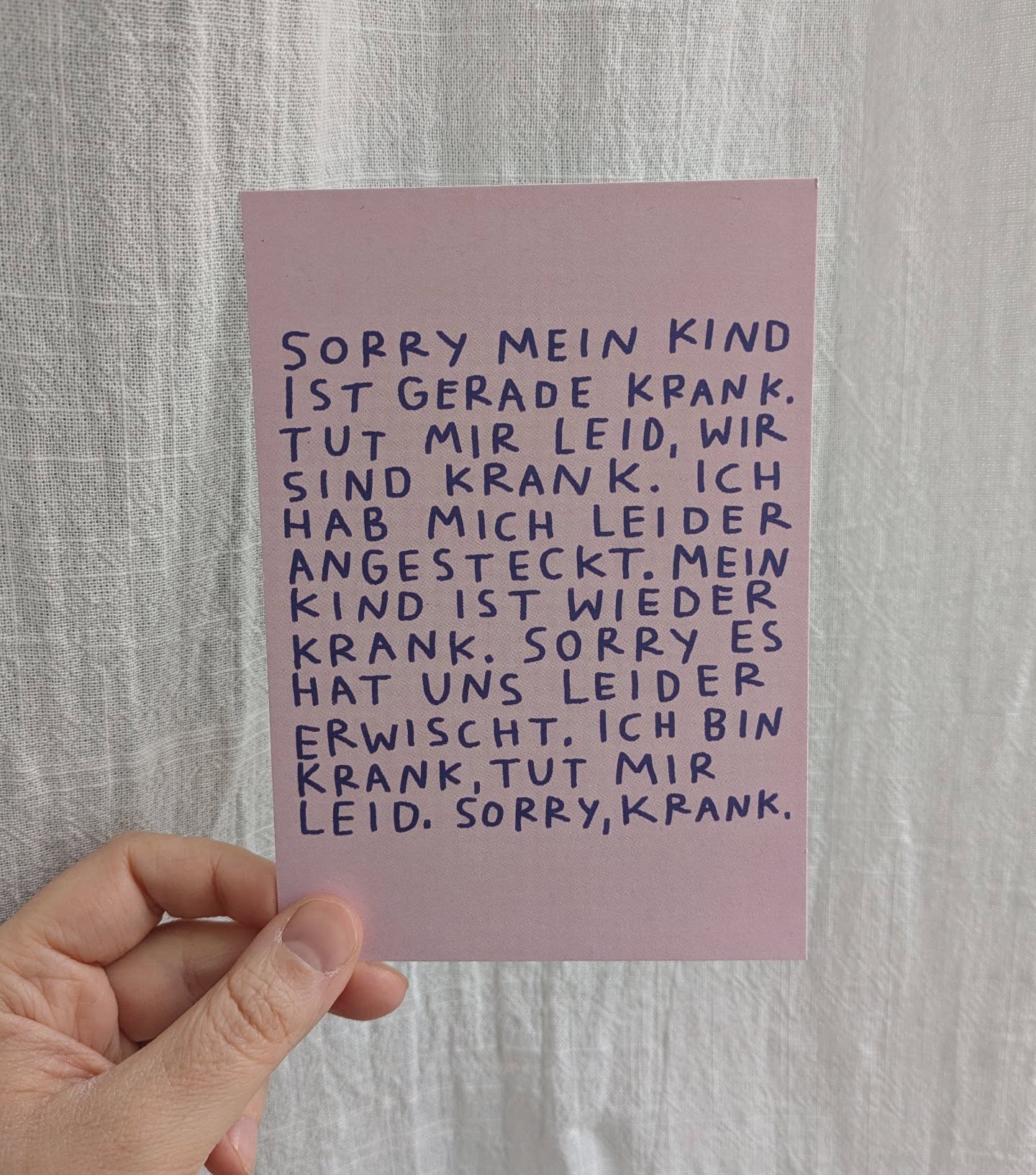 ich hatte es mir nicht so vorgestellt, dass just in dem moment in dem ich diese karte im onlineshop hochlade mein handy klingelt und mein kind krank aus der kita abgeholt werden muss 😭
aber: die karten sind jetzt im shop! auf dass ihr sie möglichst selten braucht (aber who am i kidding)