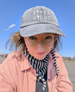 die kappen sind wieder daaaa - und das so früh in der kappensaison! stellt euch mal vor wie viel ihr sonst bis oktober blinzeln müsst... ✨
gibt's in meinem shop und im @s.a.d._shop!
(und bald wieder bei @metaware + @tschautschuessi)