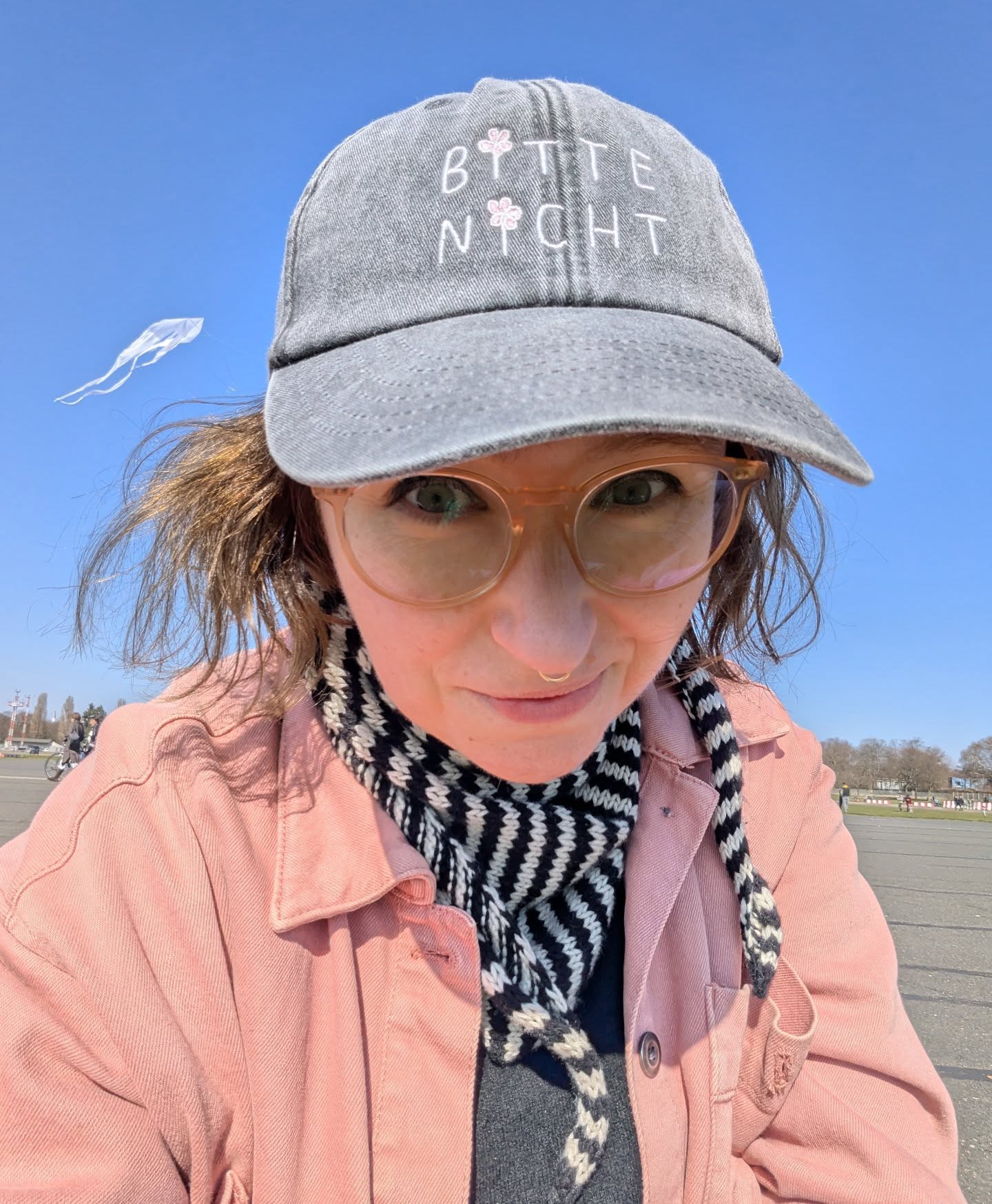 die kappen sind wieder daaaa - und das so früh in der kappensaison! stellt euch mal vor wie viel ihr sonst bis oktober blinzeln müsst... ✨
gibt's in meinem shop und im @s.a.d._shop!
(und bald wieder bei @metaware + @tschautschuessi)