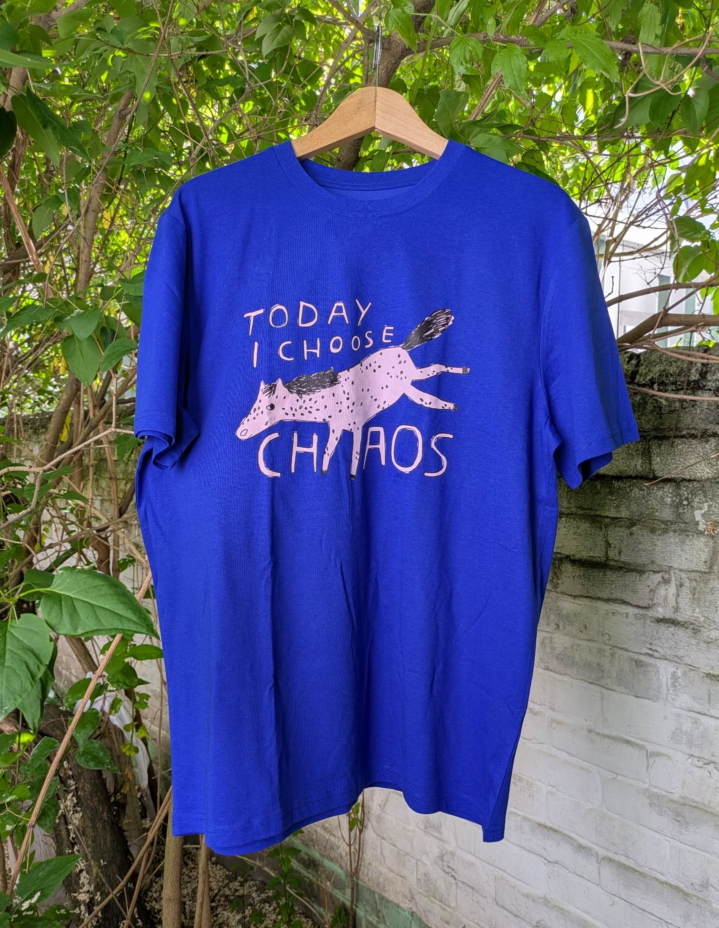 endlich neue shirts!!! wie immer piekfein gedruckt von @supercrap.berlin auf bio/fairtrade shirts und jetzt in meinem shop und in kürze natürlich auch im @s.a.d._shop.
hoppi galoppi! 🐎